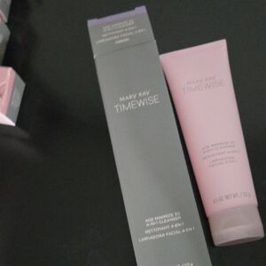 Mary Kay Timewise 3D Cleanser in Purple